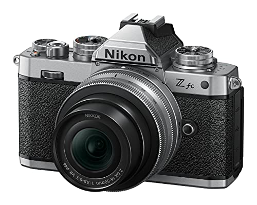 Nikon Z fc KIT Z DX 16-50 mm 1:3.5-6.3 VR Silver Edition (20.9 MP, OLED-Sucher mit 2.36 Millionen Bildpunkten, 11 Bilder pro Sekunde, Hybrid AF mit Fokus-Assistent, ISO 100-51.200, 4K UHD-Video)