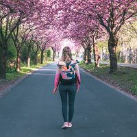 Ela Mo Rucksack Damen Schön, Komfortabel und Durchdacht 18 L (Papercut Tulip)