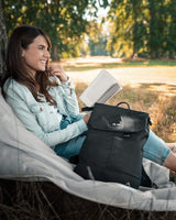 Ela Mo Rucksack Damen - Schön u. Durchdacht - Daypack mit Laptopfach & Anti Diebstahl Tasche für Ausflüge, Uni, Schule u. Büro (Stone)